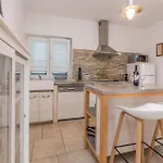 V